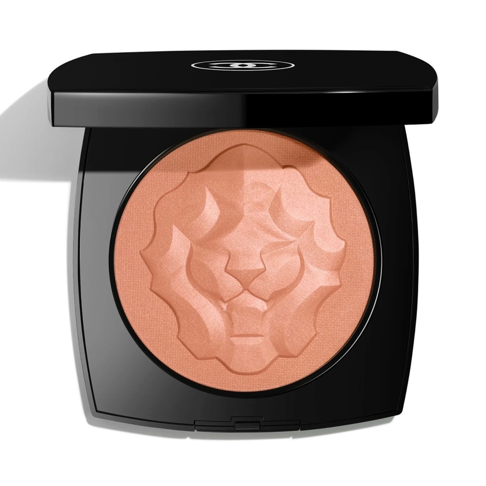 LES SYMBOLES DE CHANEL LE LION
Oversize Illuminating Powder in precious coral